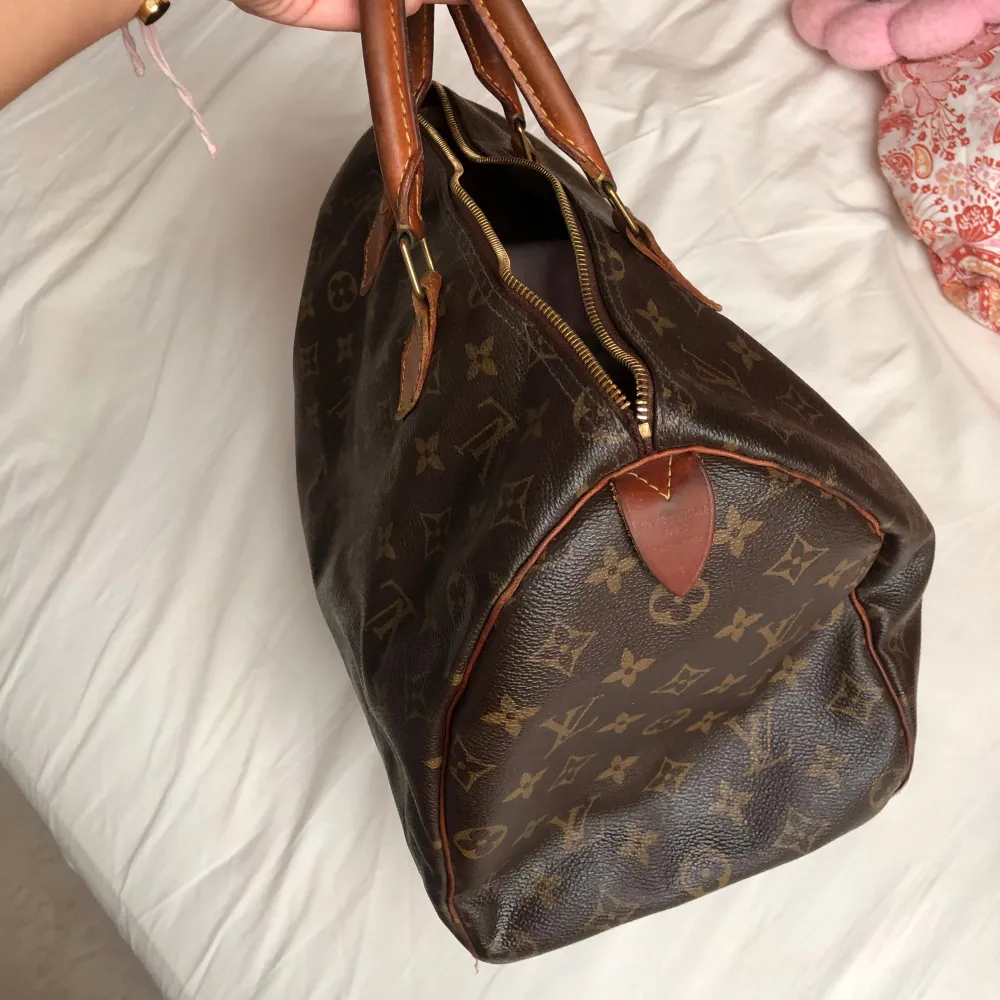 Säljer min älskade Louis Vuitton Speedy bag i storlek 35. Perfekt vardadags väska och rymmer mycket. Självklart 100% äkta. Dragkedja defekt men är enkelt att fixa. Naturligt vintage slitage.  Tar emot bud! Pris kan diskuteras 🧡🧡🧡. Väskor.