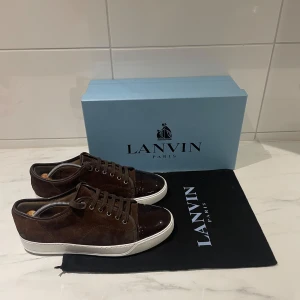 Lanvin - Tjena! Säljer dessa skitsnygga bruna lanvins i storlek 43 men kan även passa 44. Skorna är i riktigt bra skick och man får med både skokartong och dustbag! Nypris:5000. Mitt pris: 2199. Priset går att diskutera 😀. Skickas samma dag eller dagen efter📬