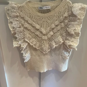 Zara topp  - Säljer mina fina zara tröja som jag tyvärr inte har fått så mycket användning av och tänker därför sälja den. Som sagt knappt använd och därför i nyskick. Storlek M men passar S också. 