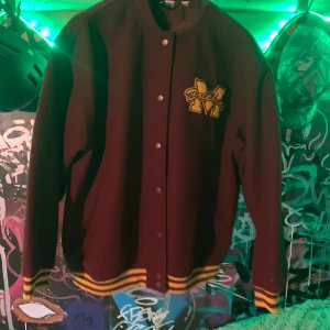 College jacka - Legit helt oanvänd, vill bara bli av med