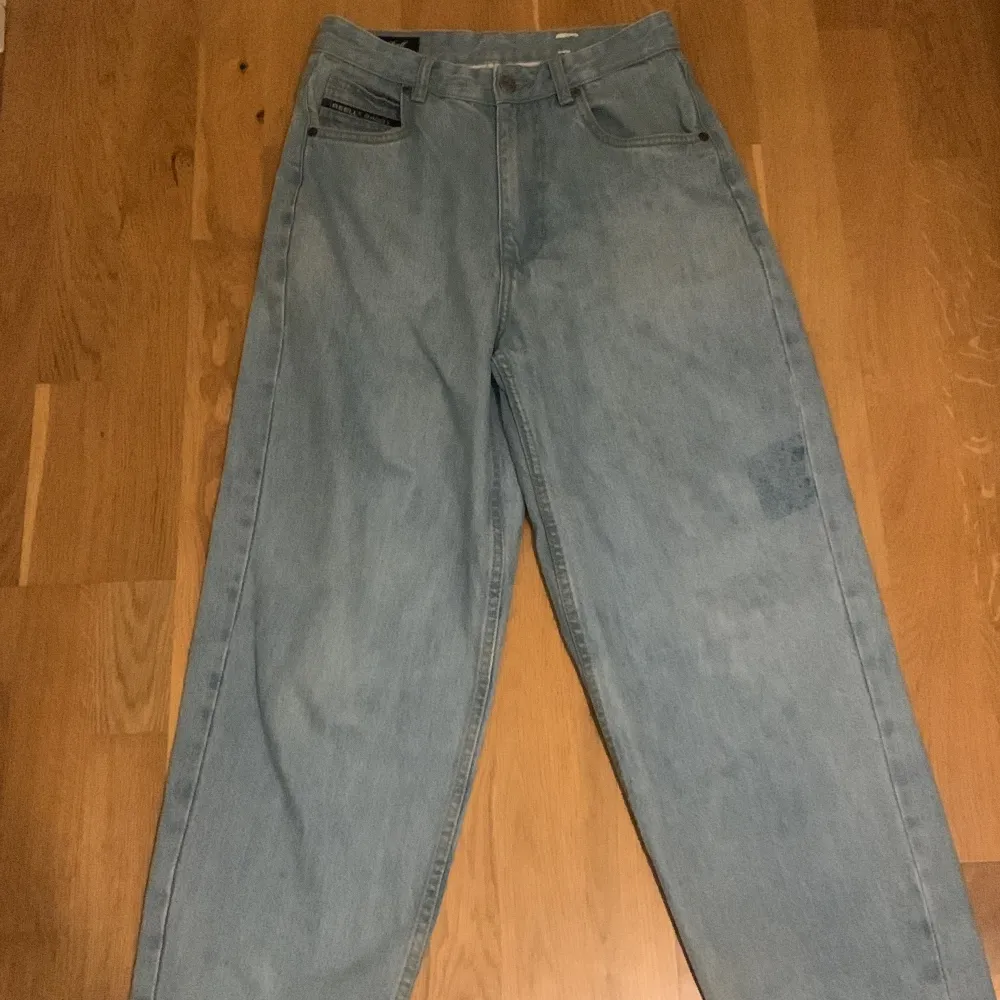 Säljer mina baggy jeans som har blivit lite för små för mig. Knappt andvända pris kan diskuteras ny pris 960kr Köpta på blue tomato.. Jeans & Byxor.