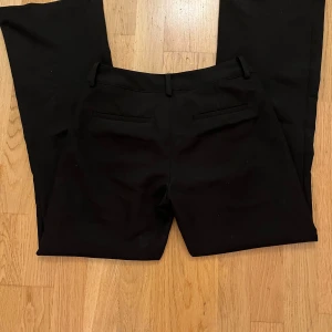 Kostymbyxor Vera petit låg midja - Fina lågmidjade petite kostymbyxor i bra skick. Använda några enstaka gånger och är köpte för 500. Tryck gärna på köp nu