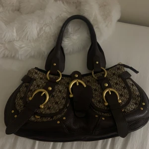 Y2k Coccinelle väska - Säljer en av min favoritväska från Coccinelle, är i bra skick och perfekt väska nu inför hösten 🤎