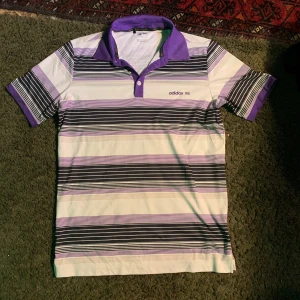Vintage Adidas polo - Cool unik Adidas tröja i nästan lite Silke. skriv för funderingar
