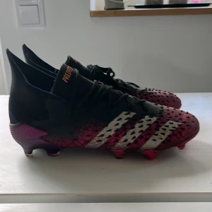 Adidas predator freak  - Detta är mina gamla fotbollsskor. Dom är i den dyraste modellen. Det är grässkor 