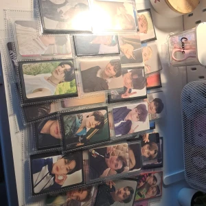 Straykids Collection - Säljer eller tradear min SKZ collection :) 950kr för allt (50 pcs, 2 units, 7 polas) Byter även eller säljer individuellt, skriv om du är ute efter ett specifikt kort :)