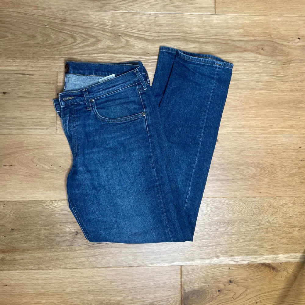 Lee jeans som har blivit för små. Har ej används mycket och är 9/10 skick. Fin mörk blå färg utan några defekter. W33 L32. Jeans & Byxor.