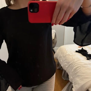 Blus - Jättesöt svart blus med lite öppna armar med band som man knyter🥰