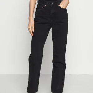 Weekday jeans - Svarta högmidjade jeans från weekday i modellen ROWE som tyvärr inte passar längre🌸