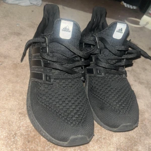 Ultra boost - Säljer mina ultra boost som jag använt i ca 1 månad   Storlek 43 1/3  Kom med förslagspris, nypris 1999kr.