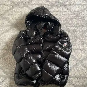 Oanvänd moncler jacka 