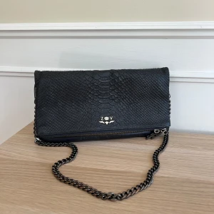 Zadig & Voltaire väska  - Den populära Zadig & Voltaire väskan i läder med orm-effekt.  2 st kedjar med, en kort och en lång.  Använd ytterst litet och är i bra skick. 