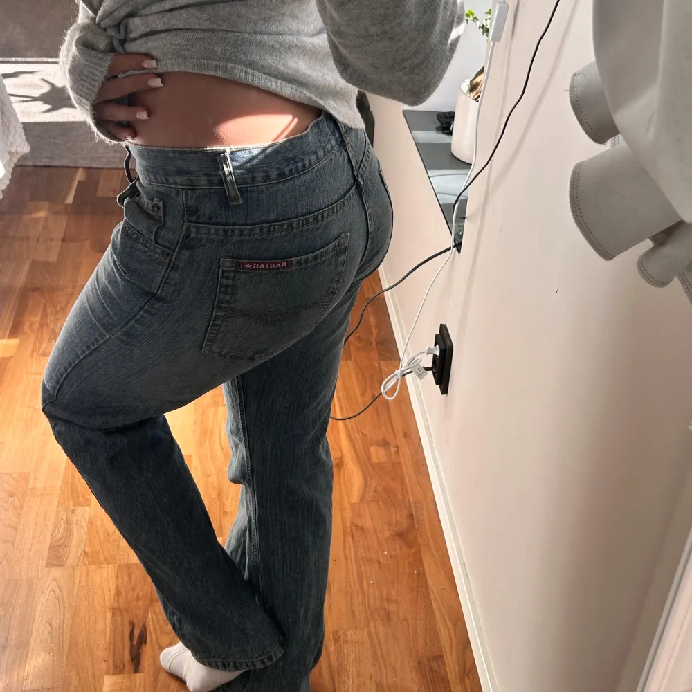 Säljer dessa snygga lågmidjade jeans då jag inte använder dom så mycket längre.  Oklart vad för storlek de är på dom men passar mig som har storlek 36 💕 . Jeans & Byxor.