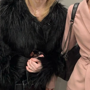 Svart pälsjacka!💕 - Säljer en svart pälsjacka perfekt till när hösten kommer. Fråga om de behövs fler bilder då jag inte hade tillfälle att göra de nu! Den är köpt av en tjej på plick och jag köpte den för 350 kr!