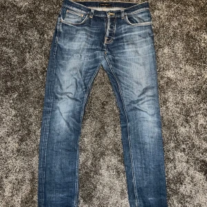 Nudie jeans - Extremt snygga och sköna nudie jeans med väldigt snygg tvätt må jag säga. De är tyvärr för små för mig nu men för snygga för att samla damm i garderoben. De är i fint skick, lite slitningar på fick kanten vilket igentligen är snyggt;)  Grim tim 34/34