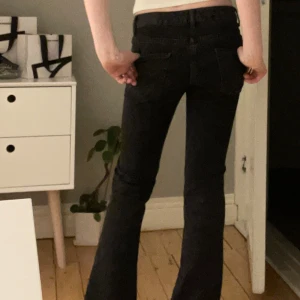 Lågmidjade jeans  - Jättefina lågmidjade jeans i bra skick förutom små slitningar längst ner men syns knappt 💘💘