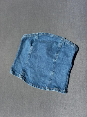Blå denim tubtopp med dragkedja - Snygg blå tubtopp i denim storlek xs 