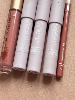 Läppstift och lipliner från Kylie, Essence, e.l.f. - Säljer ett set med tre lila läppstift från Kylie Cosmetics Kendall-kollektionen, ett flytande läppstift i nude/rosa från Essence och en brunrosa lipliner från e.l.f. Perfekt för dig som gillar naturliga och mjuka färger till läpparna.