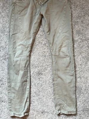 Gröna please jeans - Snygg ljus gröna jeans från Please storlek XL men sitter som 36/38 fina detaljer . Skriv om du undrar något. Pris kan diskuteras!!