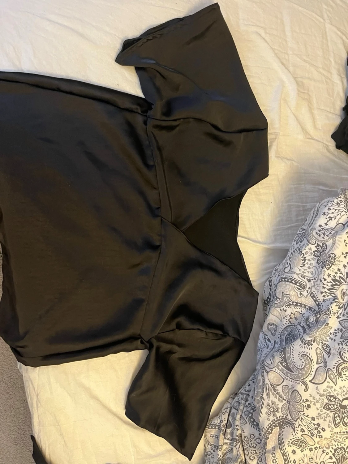 Svart satin blus med kort ärm - 2