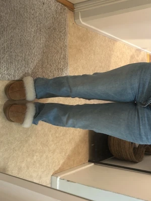 Blå raka jeans från Weekday - Säljer ett par ljusblå raka jeans från Weekday, modell Twig Mid Straight. Klassisk femficksdesign, normal midja och dragkedja med knapp. Tillverkade i bomull med en snygg tvättad look. Perfekta för en avslappnad stil💛 