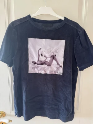Limitato T-shirt - Riktigt mjuk och skön T-shirt från limitato med tryck på bröstet. Använd men i bra skick