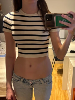 Randig topp - Snygg randig topp från Zara. Mycket bra skick. 