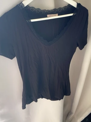Topp - Ny t short med spets från Anna Field 😍