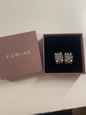 Silver örhängen ifrån Edblad - Ett par helt oanvända nitörhängem ifrån Edblad. Edblad boxen följer med på köpet.