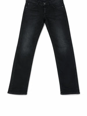 Svarta raka jeans från Lee - Snygga svarta jeans från Lee med rak passform och klassisk femficksdesign. Jeansen har diskreta slitningar framtill och är tillverkade i ett robust denimtyg. Perfekta för dig som gillar en tidlös och clean look.