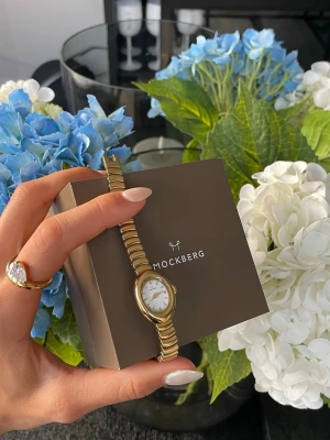 Mockberg oval petite - Tänkte kika intresse på min otroliga klocka från mockberg, ordinariepris är 2400kr, ja köpte den juli 2025. Funkar precis som den ska men har fått en annan klocka 💕 nån liten repa i glaset men inget som stör! Har box + alla låsen kvar vilket gör den sjukt smidig att ställa in sin egen omkrets på handleden!