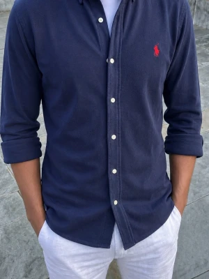 Marinblå featherweight mesh skjorta från Ralph Lauren  - Fint använt skick! Strl S. Personen på bild är 177 cm  Hör av dig vid frågor! 