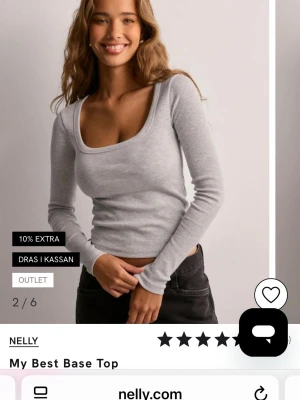 Grå ribbad långärmad topp från Nelly - En stilren grå långärmad topp från Nelly med ribbad struktur och djup, rundad urringning. Perfekt att matcha med jeans eller kjol.