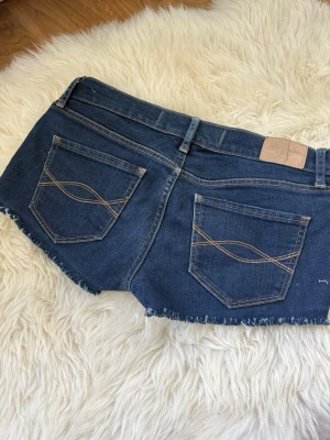 Mörkblå jeansshorts från Abercrombie - Snygga mörkblå jeansshorts. Storlek W26🥰