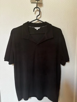 Svart tröja från Calvin Klein - En svart frotté piké från Calvin Klein i storlek S. Den är i fint skick utan fläckar eller defekter. Skriv ifall funderingar 😄