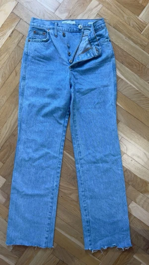 Crossed button Zara jeans  - Typ aldrig använda