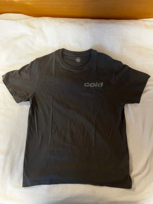 Svart t-shirt med tryck från Coldculture - Sparsamt använd, som ny! 48cm bredd, 66cm höjd. Kom med bud och frågorna.