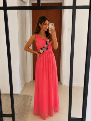 Elise Ryan 40/L korall maxiklänning balklänning flower detail prom dress Y2K - • Skick: Fint skick. Finns någon enstaka tråddragning i kjolen, inget som syns när klänningen bärs. Se sista bilderna. • Storlek: 40/L•  Korallfärgad maxiklänning från Elise Ryan med draperad överdel och blomdetaljer framtill. Väldigt snygg som balklänning, festklänning eller till event/sommarfest. Färgen gör verkligen att den sticker ut!  ♡Skickar fort!♡
