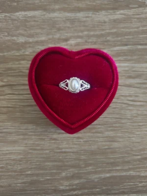 Silverfärgad ring med pärla  - ring i storlek 17,7mm, silverfärgad. 