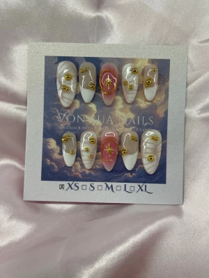 Astra (XS);Medium Almond - Handgjorda press-on naglar i en medium lång mandelform med vit och nude marmordesign, två naglar i rosa med guldfärgad stjärndekor och små guldfärgade ringar. Snygg och unik look som sticker ut. XS: 14 mm, 11 mm, 11,5 mm, 10 mm, 8 mm 