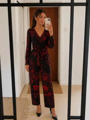 H&M XS/34 svart röd floral jumpsuit omlott wide leg elegant fest byxdress - •Skick: jättefint skick! Inga fläckar eller hål. Ser inte använd ut. •Storlek: 34  Svart jumpsuit/byxdress från H&M med rött blommigt mönster. Omlottmodell upptill med knyt i midjan. Långa ärmar och raka vida ben. Funkar både till fest, middag eller med boots/ jacka till vardags.  Skickar fort!