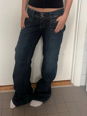 Mörkblåa bootcut jeans  - Säljer dessa jeans pga att de är för stora för mig (skriv för mått!)