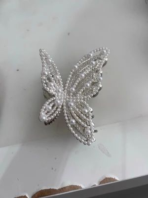 Hårklämma från Gina tricot  - Den är i metall tror jag, därav lite tung. Aldrig använt den.  Köpt för 80 säljs för 80 då den är oanvänd 