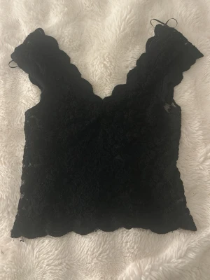 Spets topp  - Från stradivarius köpt från zalando för något år sedan, använd några gånger men har inga skador ☺️
