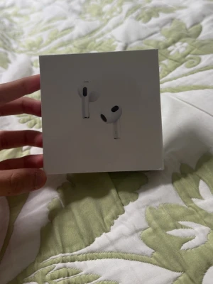 Airpods 3 - Säljer ett par vita Apple AirPods med MagSafe-laddningsetui. Trådlösa hörlurar i stilren design, perfekt för musik, samtal och gaming. Kommer i originalförpackning och är kompatibla med både iPhone och andra enheter som har Bluetooth.