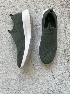 Grön skor från sketchers! - Sjukt mjuka skor från sketchers, helt ny och aldrig använt! Kontakta om du vill diskutera om priset eller om du har frågor! Perfekt för dig som vill ha mjuka och lätta skor! 