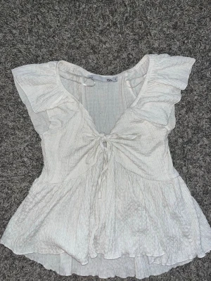 Vit sommartopp - Säljer den här fina vita sommar blusen från Lager 157. Den är en aningen cream white men är i fint skick. Den är i storlek S. Inköpt för 150kr, säljes för 60kr💕💕