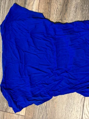 Kornblå ärmlös tubtopp - Snygg kornblå tubtopp i stretchigt material. Toppen är ärmlös och har en enkel, stilren design som passar perfekt till jeans eller kjol. Perfekt för dig som vill ha en färgstark och bekväm topp till sommaren.
