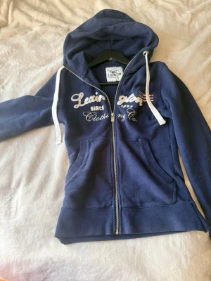 Marinblå zip hoodie!❤️ - Snygg marinblå hoodie från Lexington med dragkedja!! Har nästan aldrig använts! 