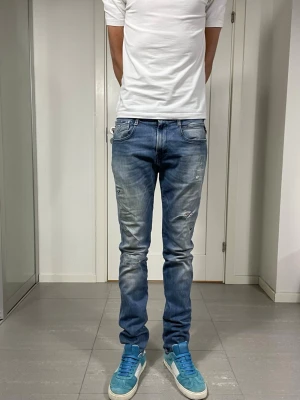 Replay Anbass Hyperflex Jeans - Säljer nu dessa Replay Anbass Hyperflex Jeans med snygga slitningar i populär design, W33 o L34 o mått ca: 40,5 o 111 cm. skriv för fler bilder/frågor🙌🏼
